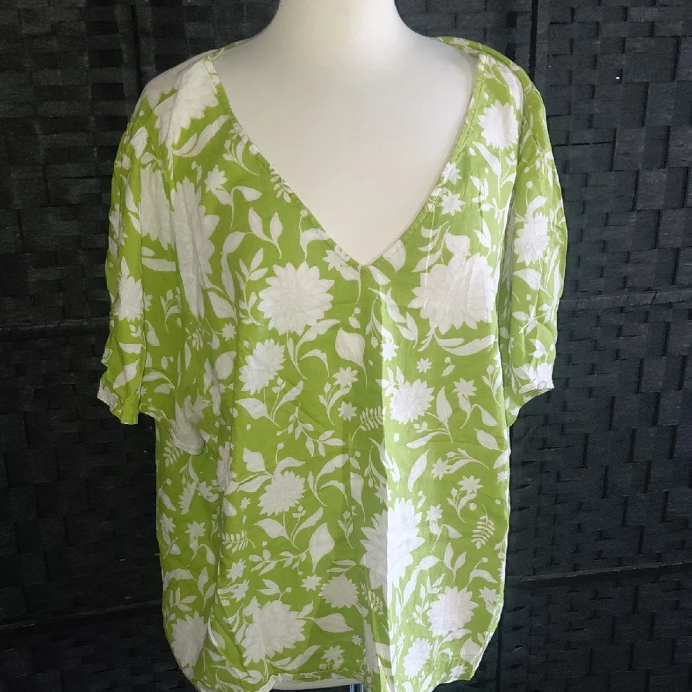 Ava & Viv Green and White Floral V-Neck Blouse - Picture 1 of 2